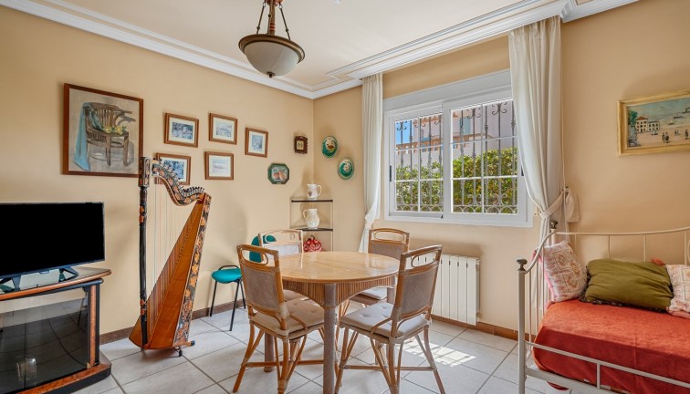Resale - Chalet - Torrevieja - LA MATA
