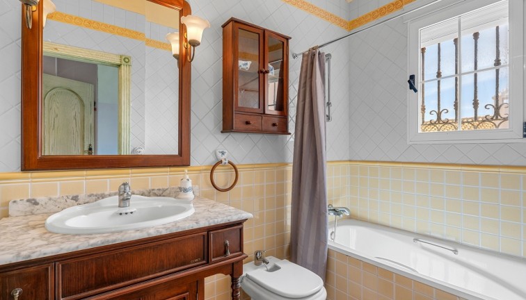 Resale - Chalet - Torrevieja - LA MATA