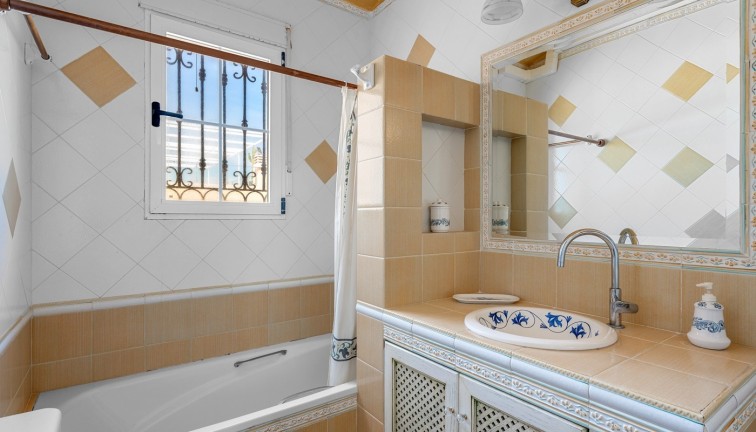 Resale - Chalet - Torrevieja - LA MATA