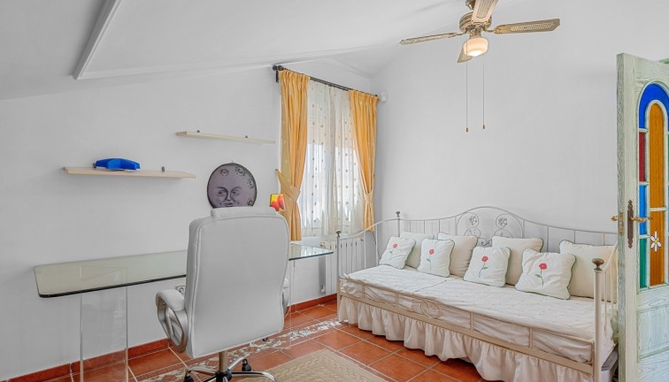 Resale - Chalet - Torrevieja - LA MATA