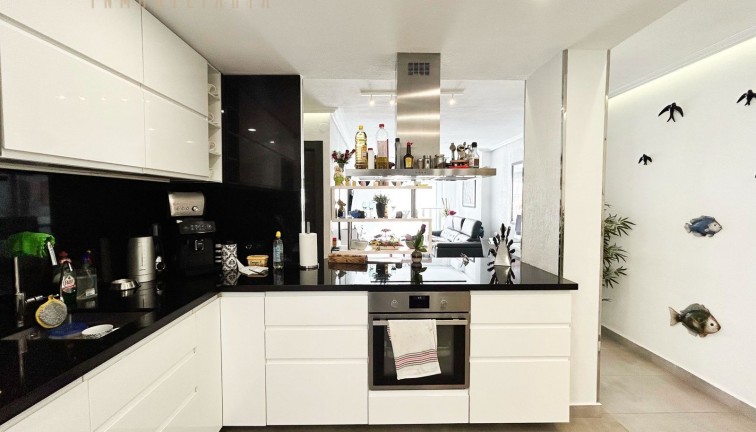 Resale - Apartment - Top Floor Apartment - Torrevieja - Playa de los Locos
