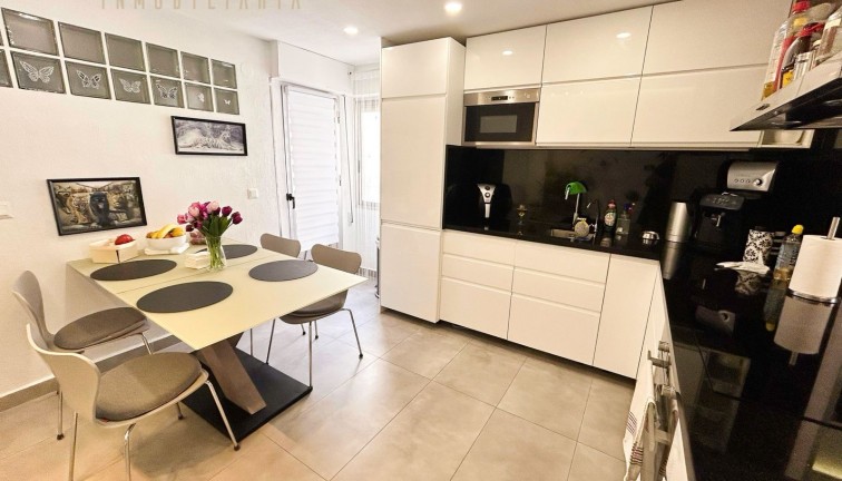 Resale - Apartment - Top Floor Apartment - Torrevieja - Playa de los Locos