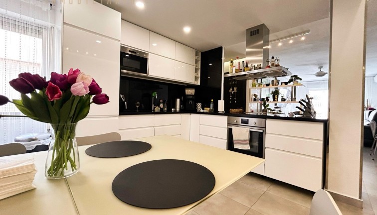 Resale - Apartment - Top Floor Apartment - Torrevieja - Playa de los Locos