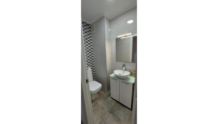 Resale - Apartment - Torrevieja - Acequion