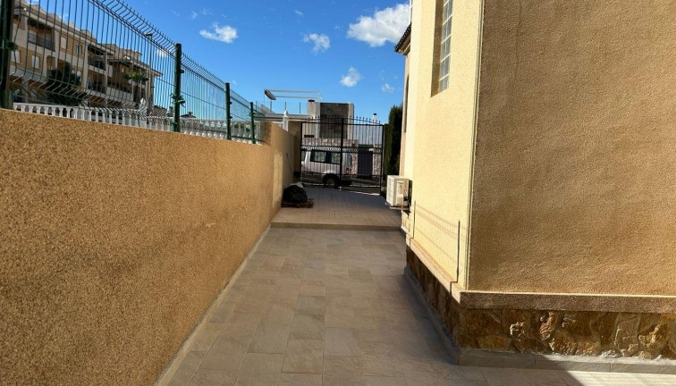 Resale - Chalet - Torrevieja - Villamartín