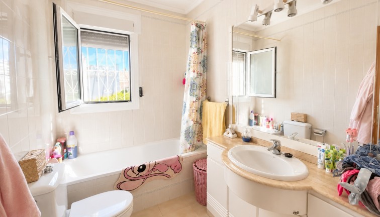 Resale - Chalet - Torrevieja - La Siesta
