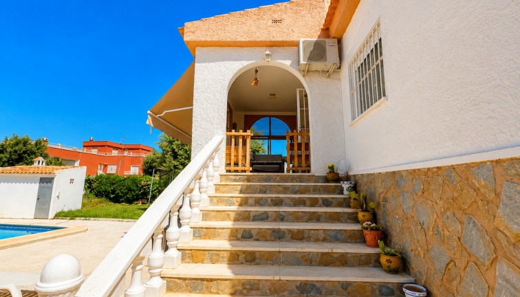 Resale - Chalet - Torrevieja - La Siesta