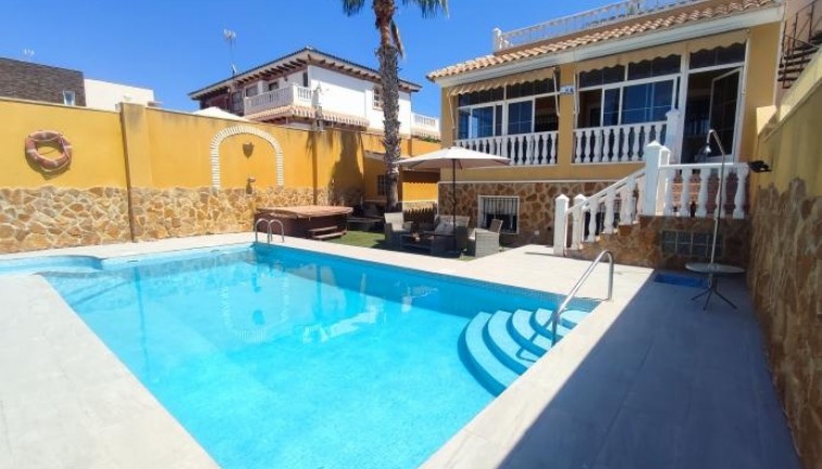 Resale - Chalet - Torrevieja - Aguas Nuevas