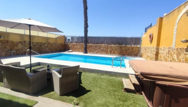 Resale - Chalet - Torrevieja - Aguas Nuevas