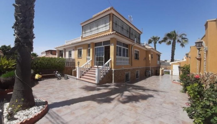 Resale - Chalet - Torrevieja - Aguas Nuevas