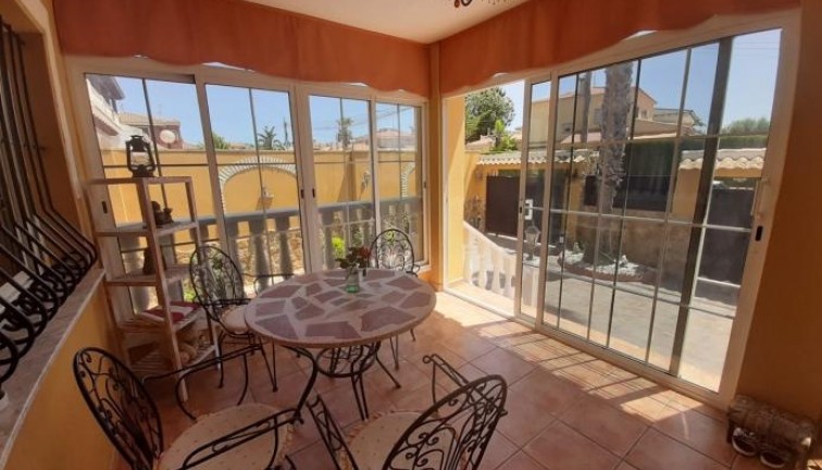 Resale - Chalet - Torrevieja - Aguas Nuevas