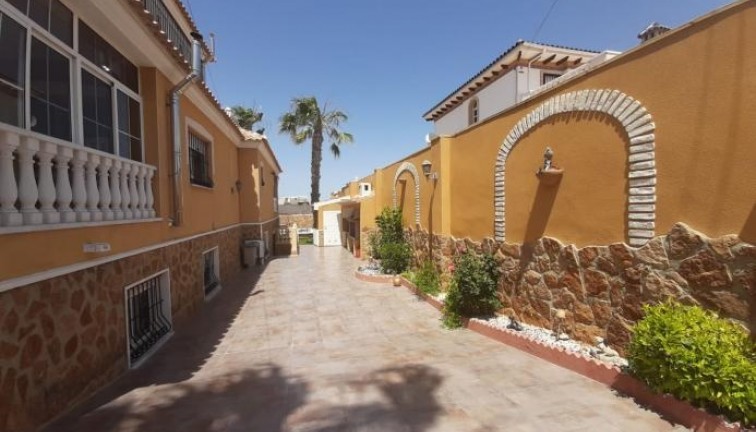 Resale - Chalet - Torrevieja - Aguas Nuevas