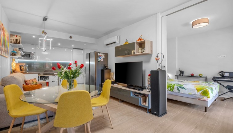 Resale - Apartment - Villamartín