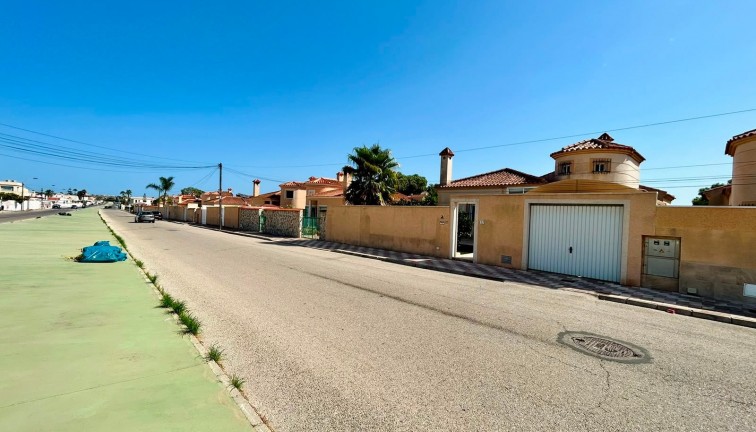 Resale - Chalet - Torrevieja - San Luis