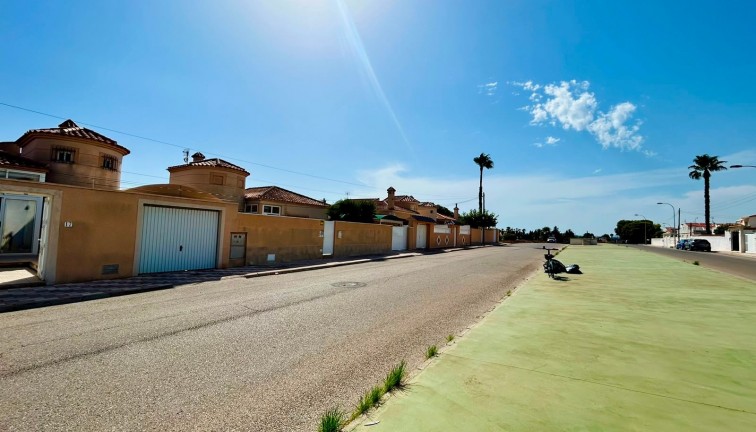 Resale - Chalet - Torrevieja - San Luis