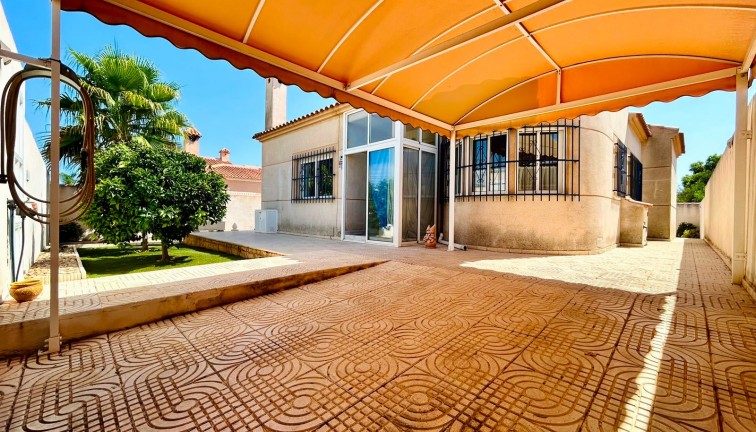Resale - Chalet - Torrevieja - San Luis