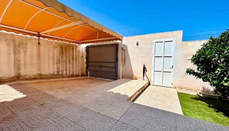Resale - Chalet - Torrevieja - San Luis