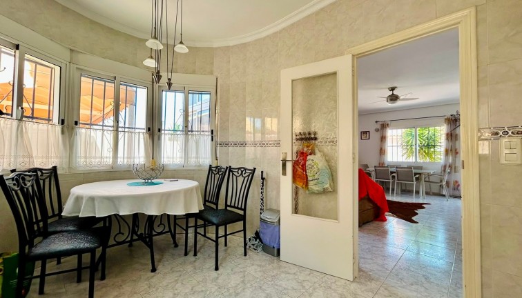 Resale - Chalet - Torrevieja - San Luis