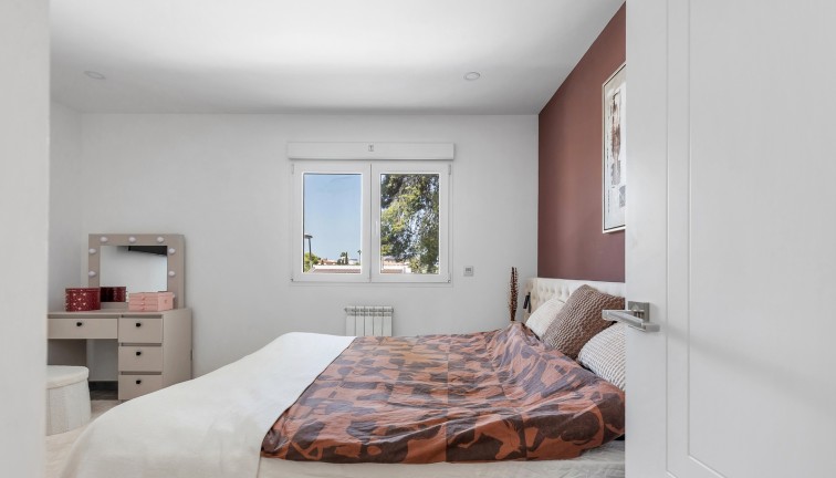 Resale - Chalet - Torrevieja - Los Balcones