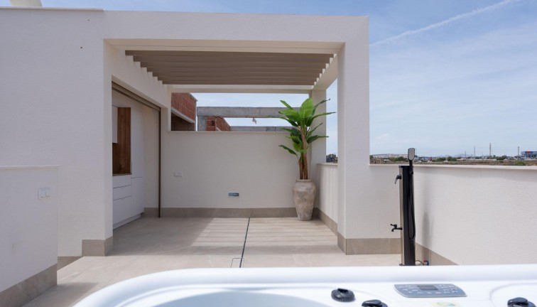 Uudistuotanto - Erillistalo - Los Alcazares - Serena Golf