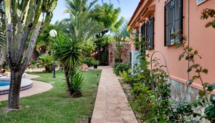 Jälleenmyynti - Erillistalo - Torrevieja - La Siesta